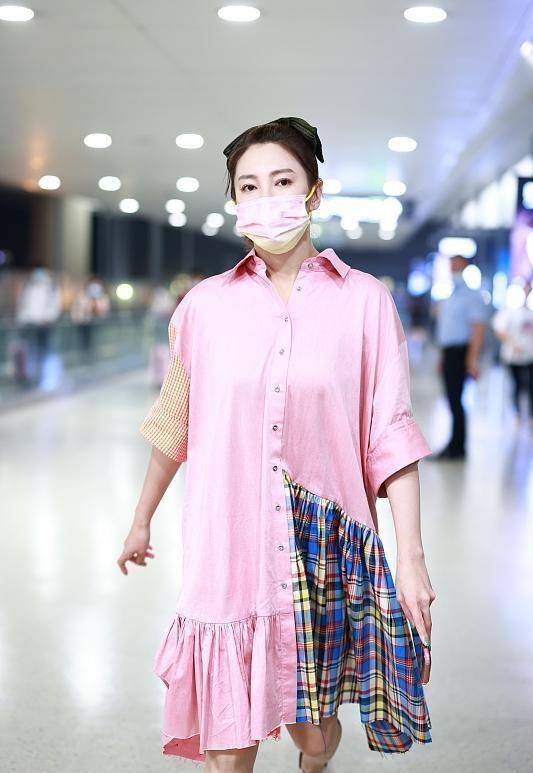 小粉|张雨绮穿2000元的小粉裙出门,却因为身材太好,反而显“老”了