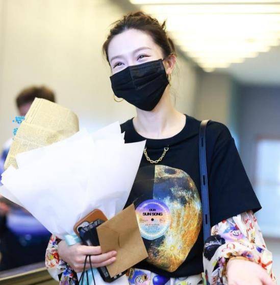 颜色|32岁文咏珊少女感好强，穿印花T恤大秀美腿，完全看不出结婚了