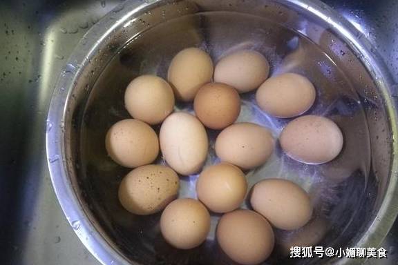 怎样腌咸鸡蛋出油快 b750e2ef24b04801b5320315699e81c4.jpeg