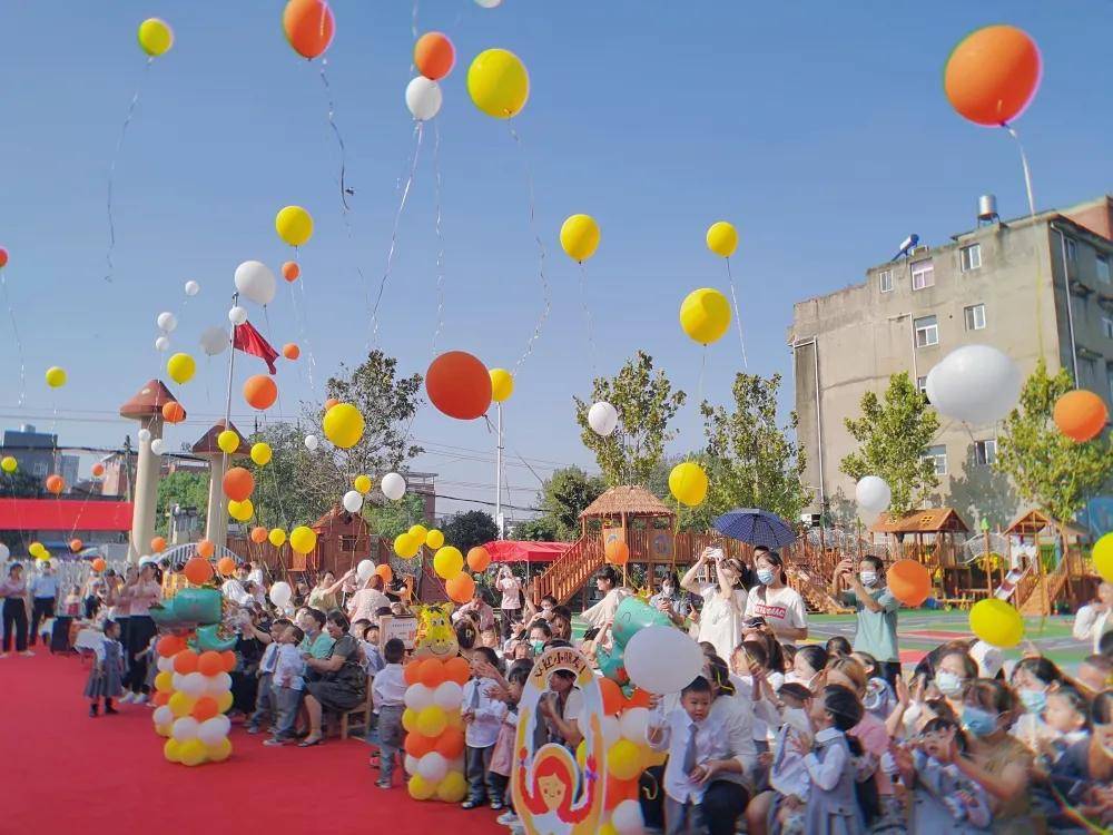 典礼最后,我们将美好的祝愿与气球一起放飞在幼儿园上空,寓意孩子们在