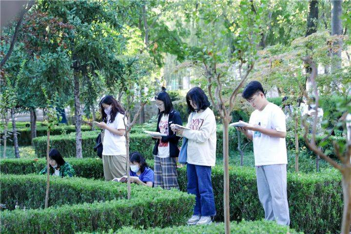 万人|阳光不燥，读书正好 !西安翻译学院学子共赴“万人晨读”！
