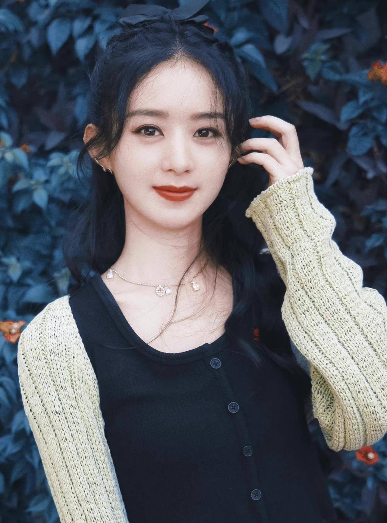 上衣|赵丽颖单身后更懂打扮，绿色针织坎肩搭配黑色上衣，秒变18岁少女