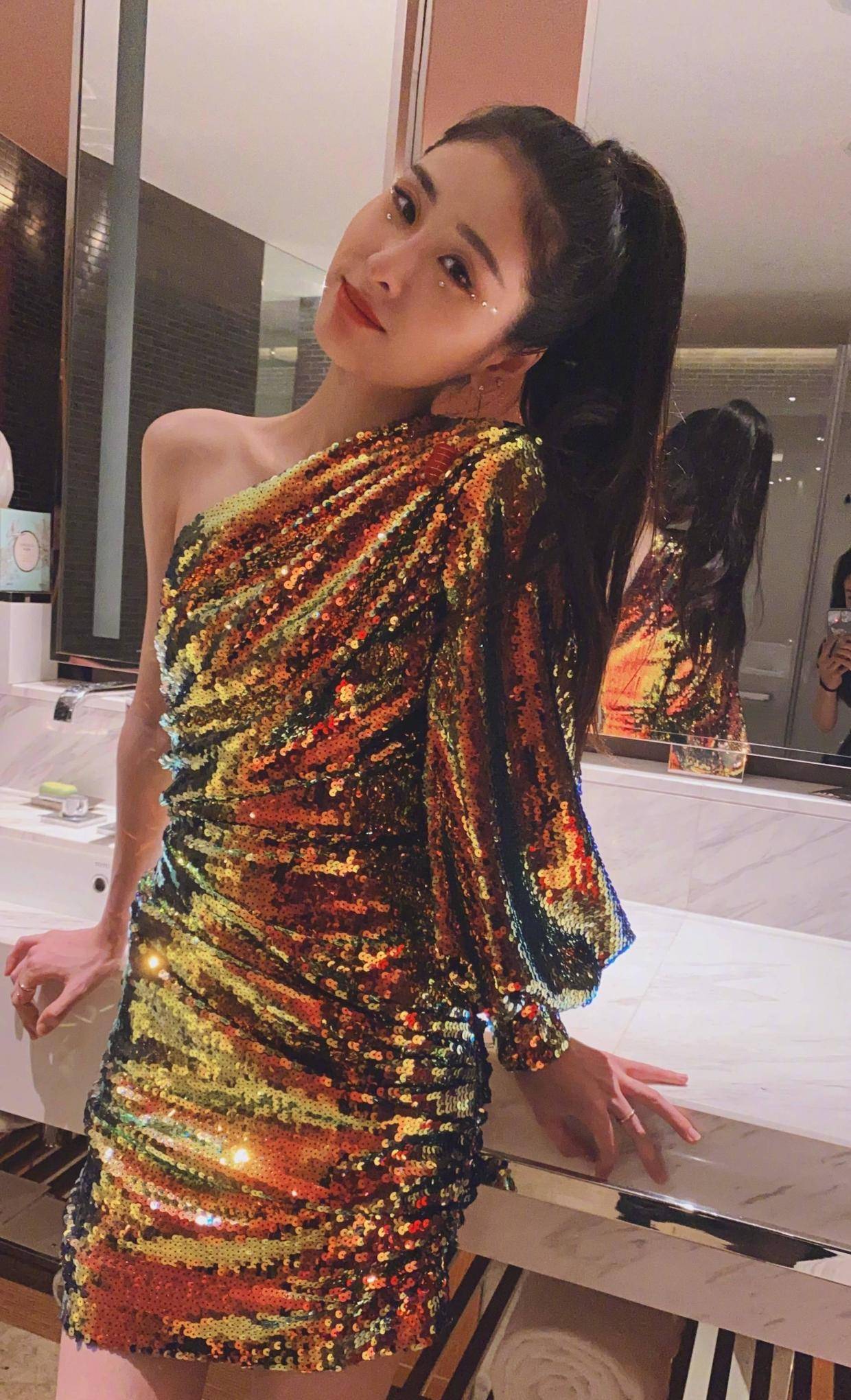 架子|张碧晨真没“明星架子”，格纹衬衫配牛仔裤低调简约，舒适又显高
