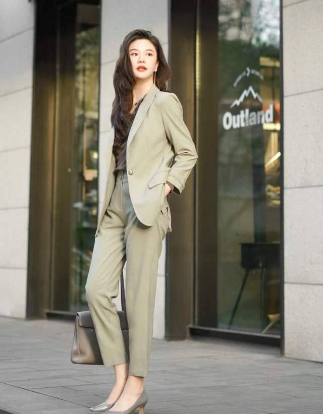 黑色|为什么今年的风衣，都宁愿配阔腿裤和白色衬衫？重点是真心好看