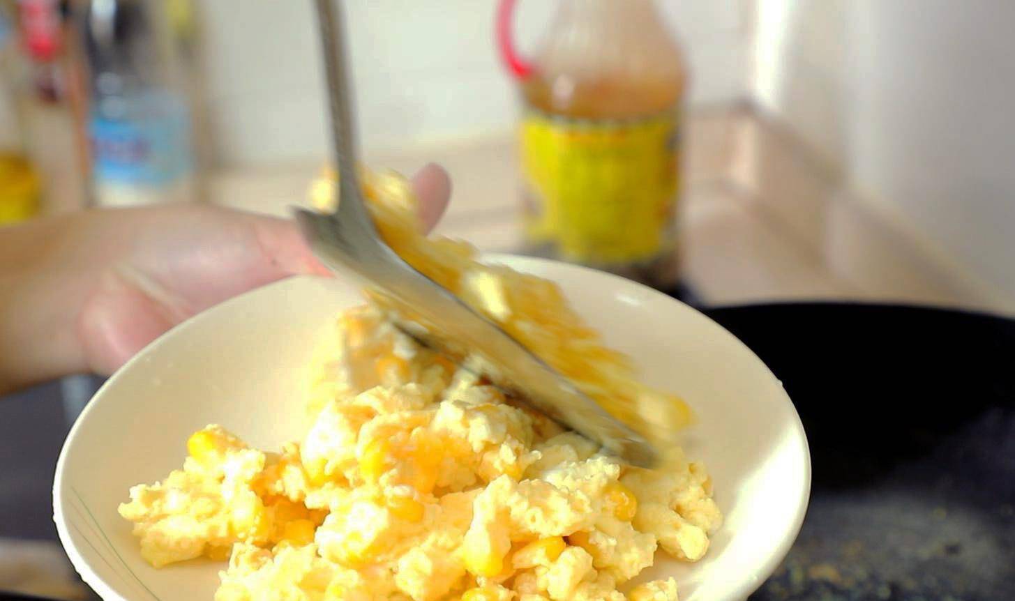 美食|鸡蛋这样做滑嫩香甜，不炒不蒸不用一滴油，上桌一下子孩子抢着吃