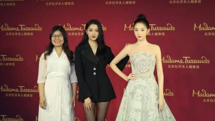 设计|关晓彤活动上大秀身材，穿超短裙下身只配丝袜，满屏都是大长腿