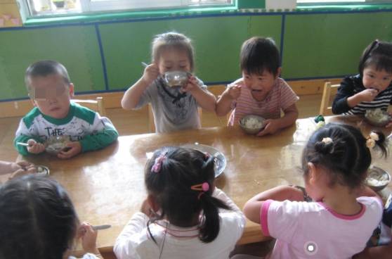 家长|幼儿园每月学费1800，老师群里发孩子吃饭照片，家长看后“怒”了