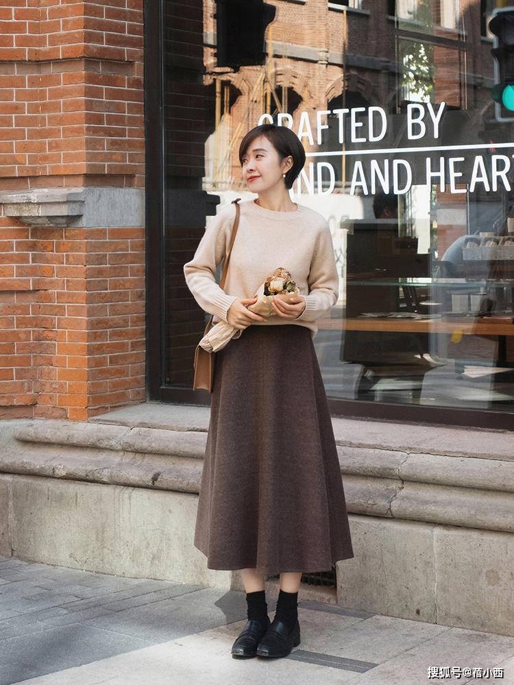 上装|3、40岁的女人穿半身裙，上装搭配什么才优雅？这样穿打造好气质