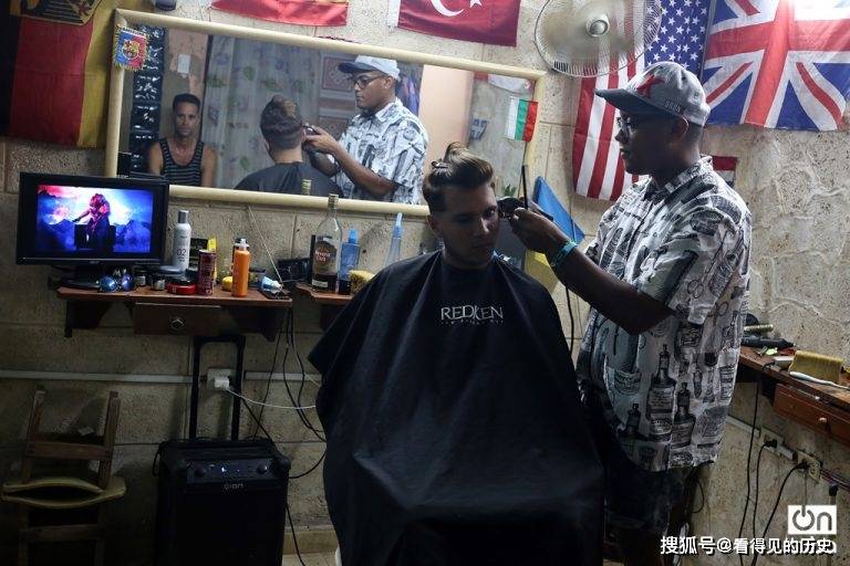 古巴哈瓦那的理发店挂着切格瓦拉的肖像