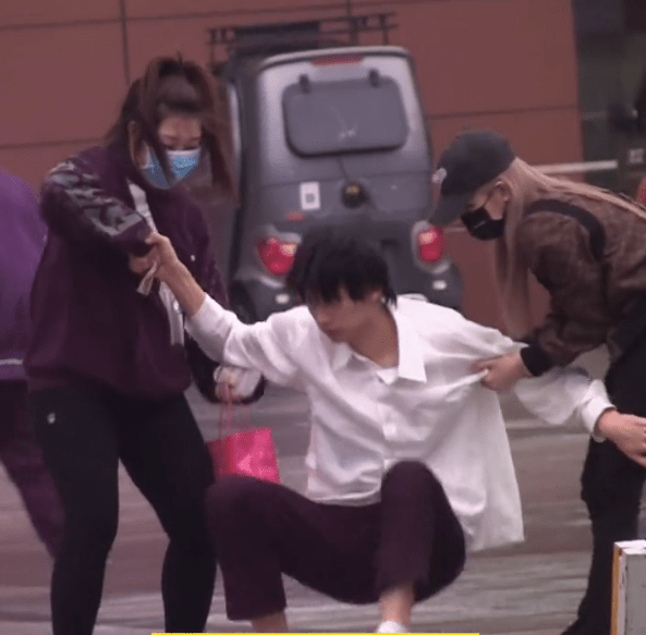 火速恋爱 周扬青和小6岁陈瑞丰牵手进医院 帮拍背又搀扶超体贴 帅哥