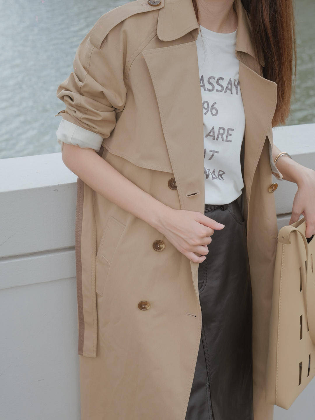 面料|职场法式穿搭指南，大u领针织衫+半身裙，穿起来气质又性感