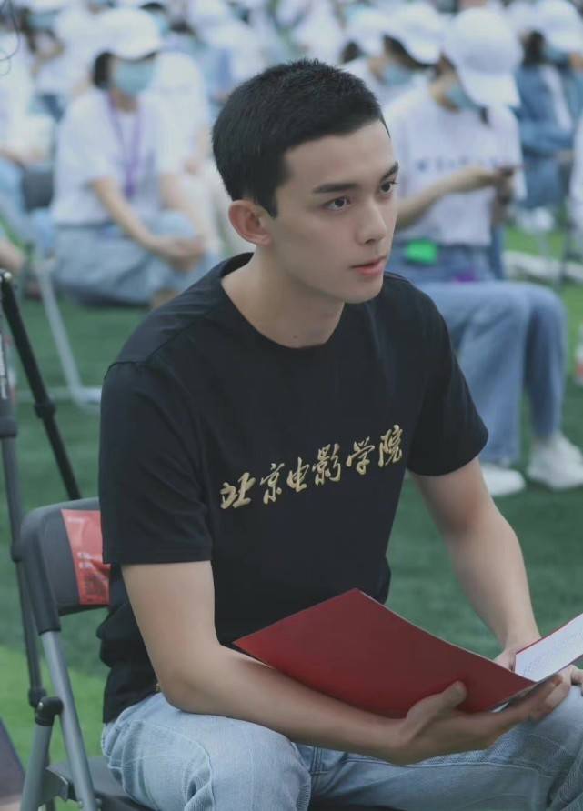 卫衣|北影开学仪式好隆重！吴磊丁程鑫两大顶流亮相，穿T恤吴磊更爷们