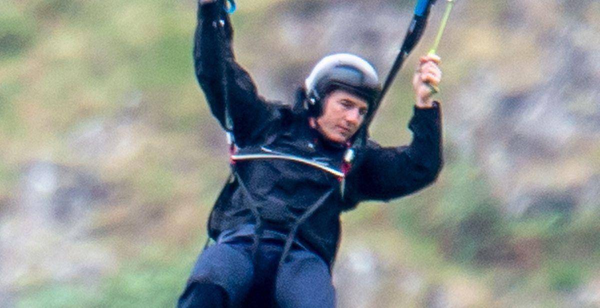 进行|阿汤哥拍摄跳伞场景，使用高频设备清场，却致牛群卧倒在草地上