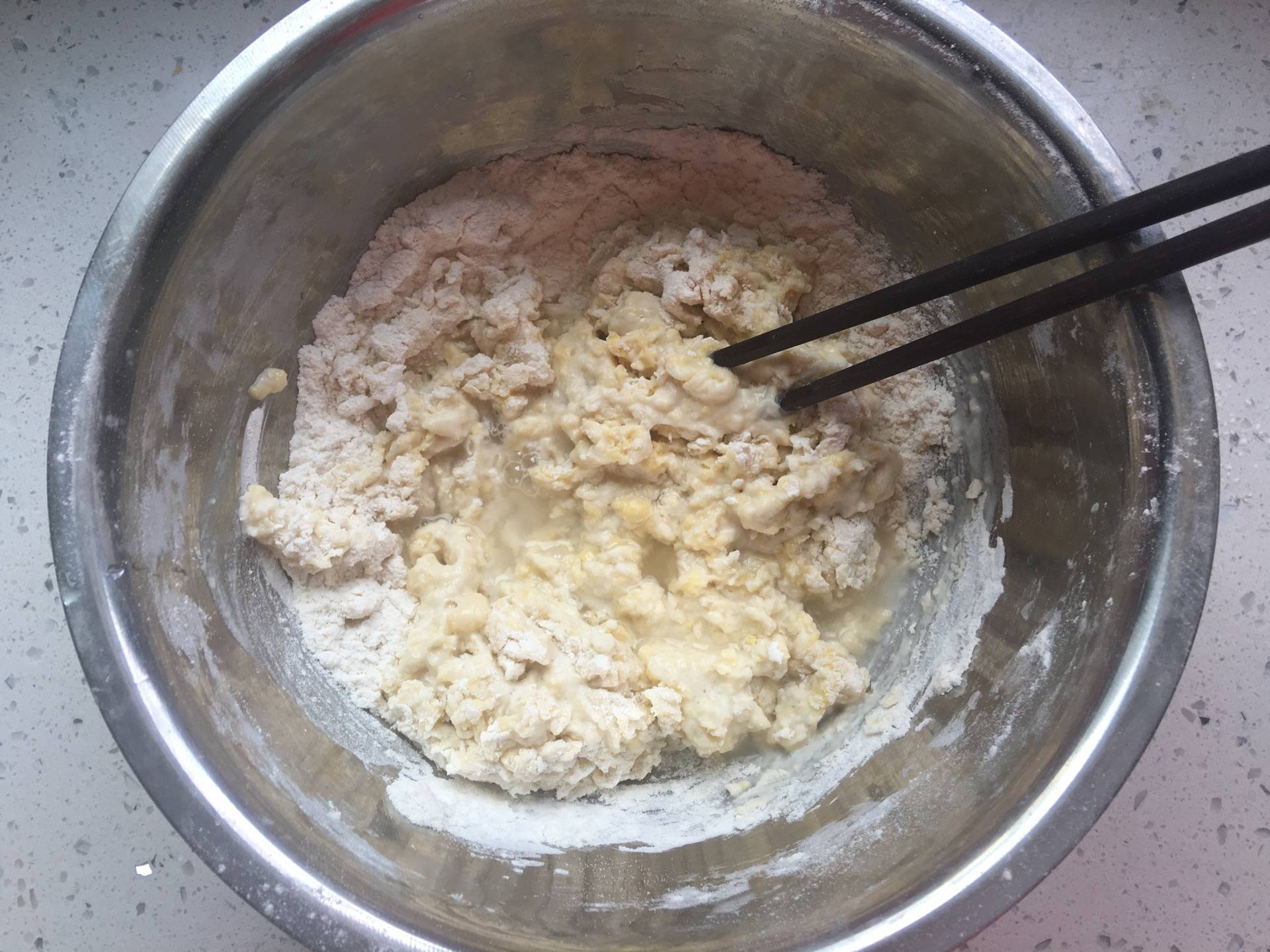加入适量|2个鸡蛋加一碗面粉，做一份健康好吃的快手早餐，10分钟搞定