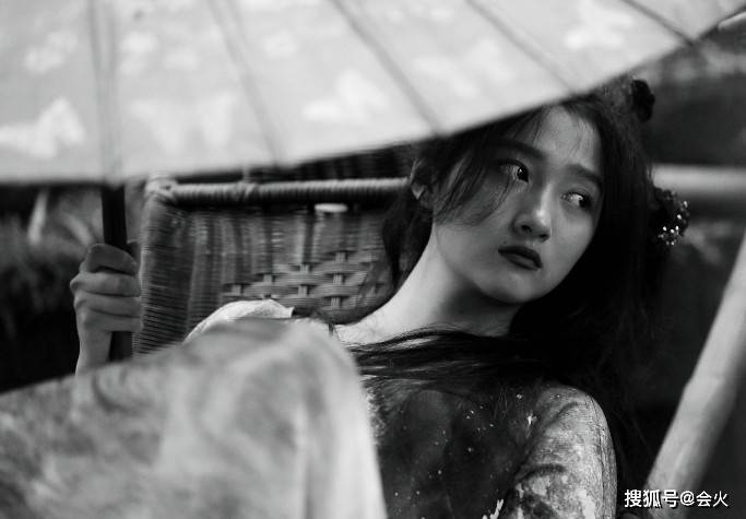 女王|关晓彤沙漠旅游照曝光，随意躺沙堆上露长腿，感叹要脚踏实地