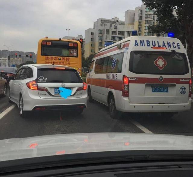 司机让行救护车后遭后车反复别停 来自搜狐网
