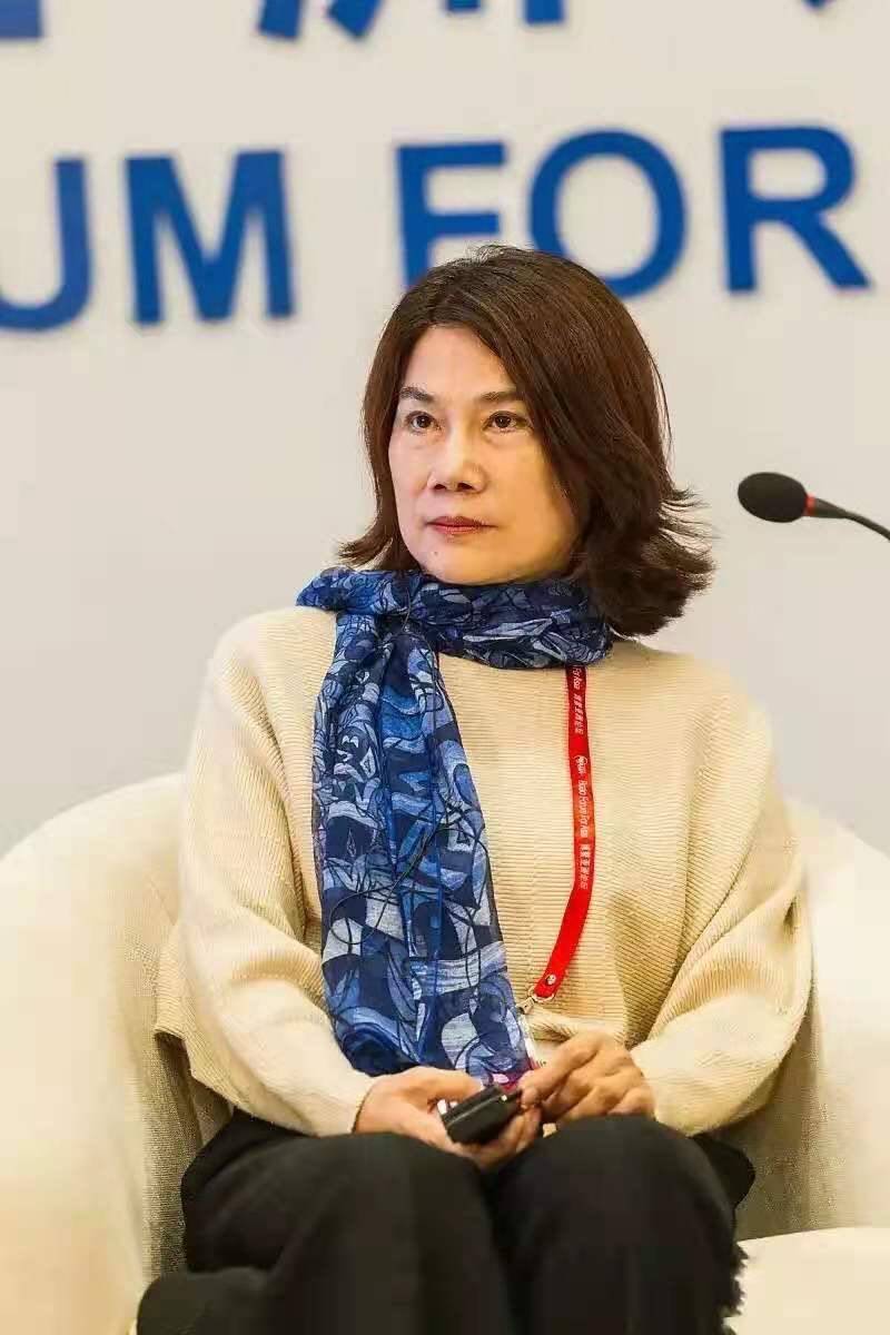 丝巾|董明珠越老越时髦，穿开衫配渔夫帽气质变温柔，走路依然是霸总范