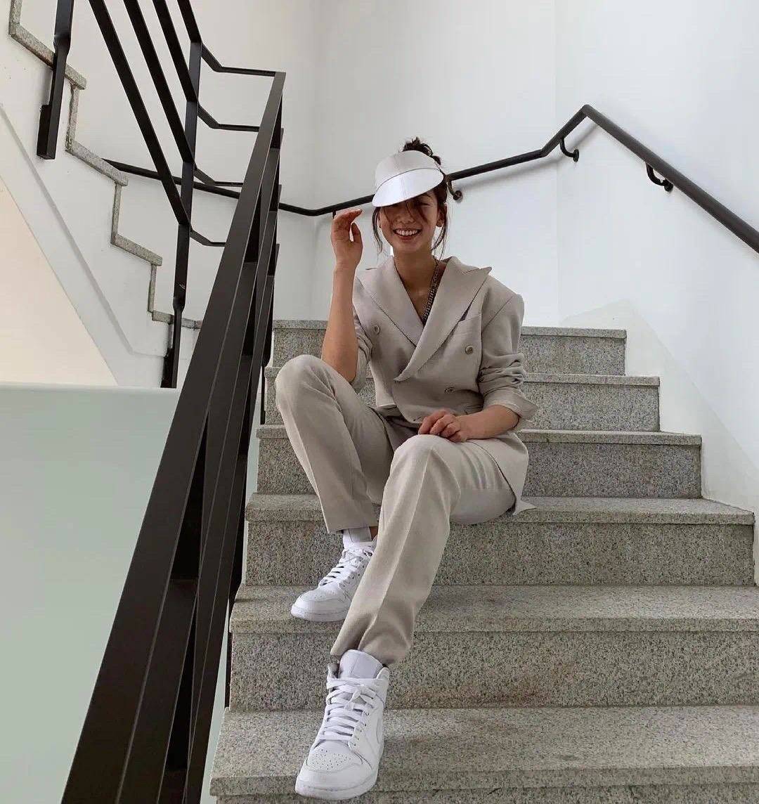 角度|蒜头鼻凸嘴的最矮超模，穿百来块衣服却深得品牌宠爱，真让人难懂