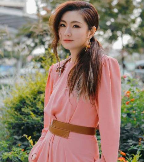 腰肢|任家萱变得更美了，穿一袭粉裙出场尽显少女感，根本不像是39岁