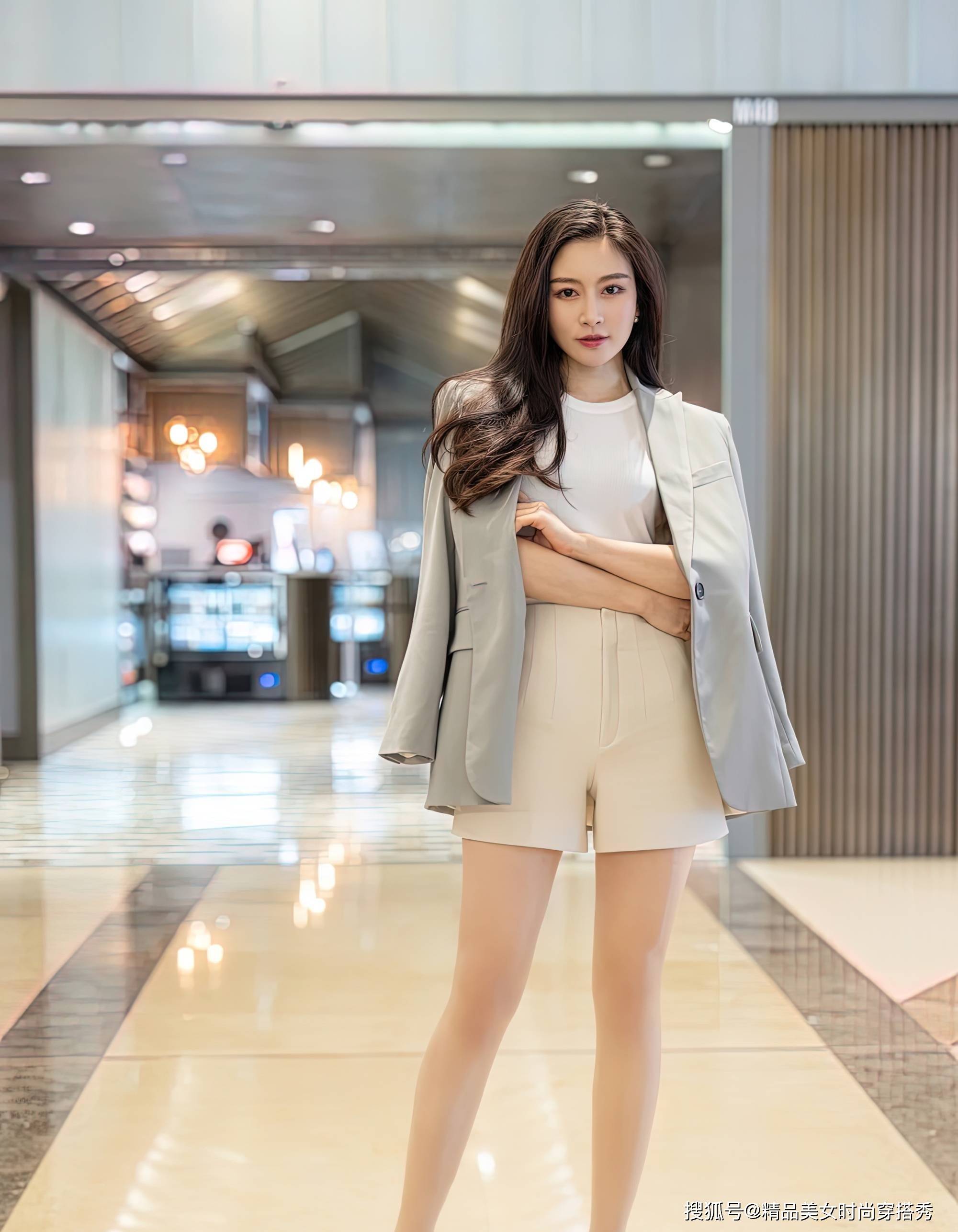 西装|白色背心和白色短裤，外搭西装外套，温柔又不失职场的干练