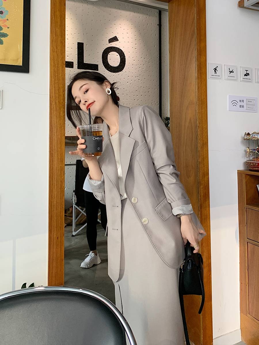 简风|“同色系”的极简风穿搭，这一个秋季，要美得很高级