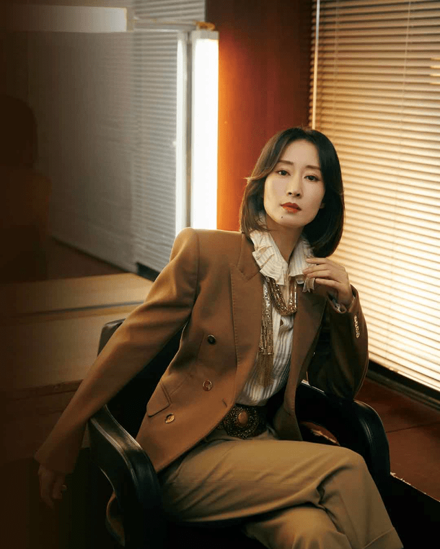 大地|大地色的魅力在哪里？看看气质女神刘敏涛的穿搭就懂了，知性干练
