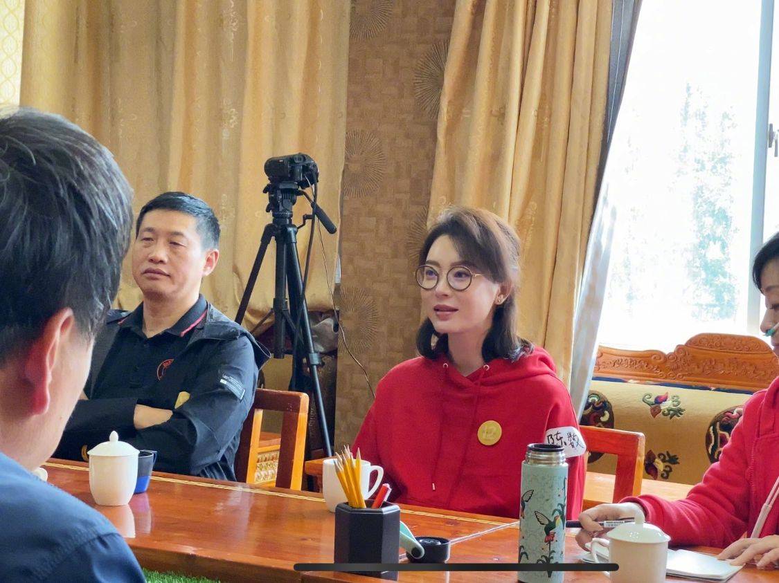 长裤|陈数无修饰的脸僵硬不自然，穿长裤扎腰胯宽臀大，别营销漂亮了！