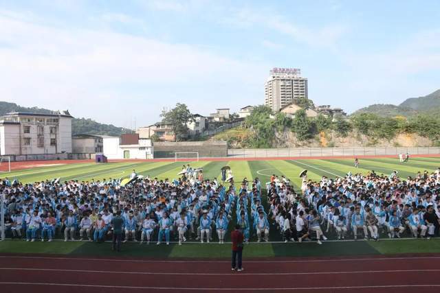 吉首市民族中学召开2021年秋季开学典礼暨教师节表彰大会