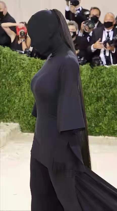 达尔·詹娜|肯豆致敬赫本闪耀Met Gala，金·卡戴珊与侃爷全黑造型让人迷惑