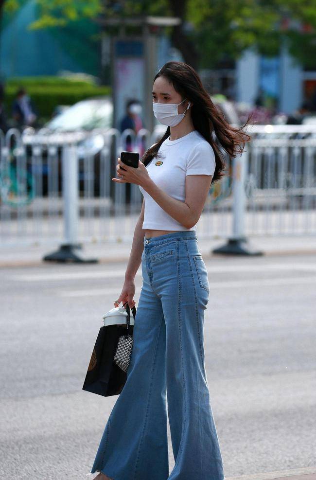 喇叭裤|喇叭裤从膝盖下呈喇叭状散开，可以掩饰粗壮的小腿线条