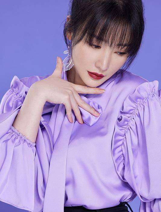 显示|柳岩写真风格大变，一改性感御姐风，变成清纯少女风