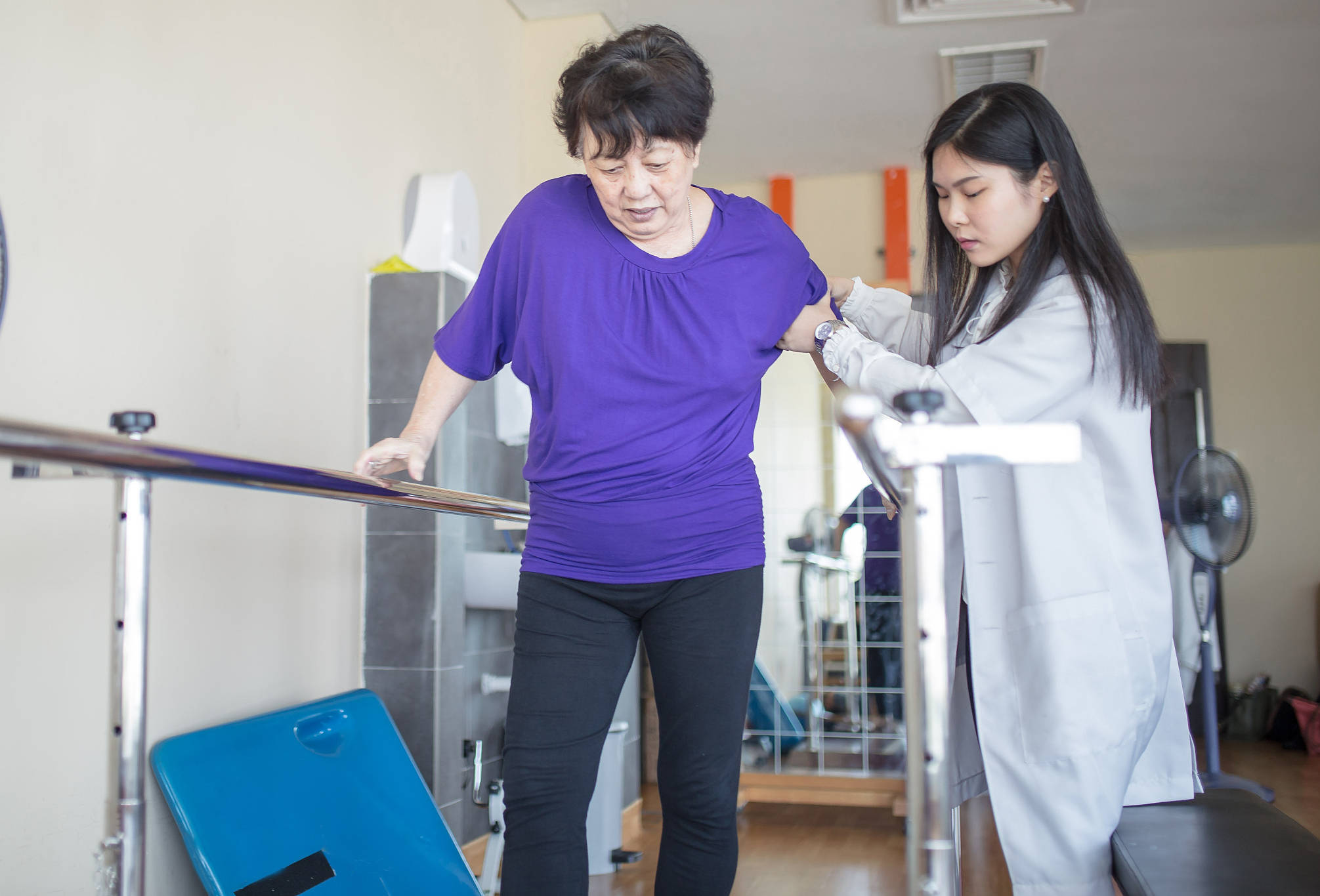 进行|为什么运动神经元病刚检查出来时，就要积极治疗！