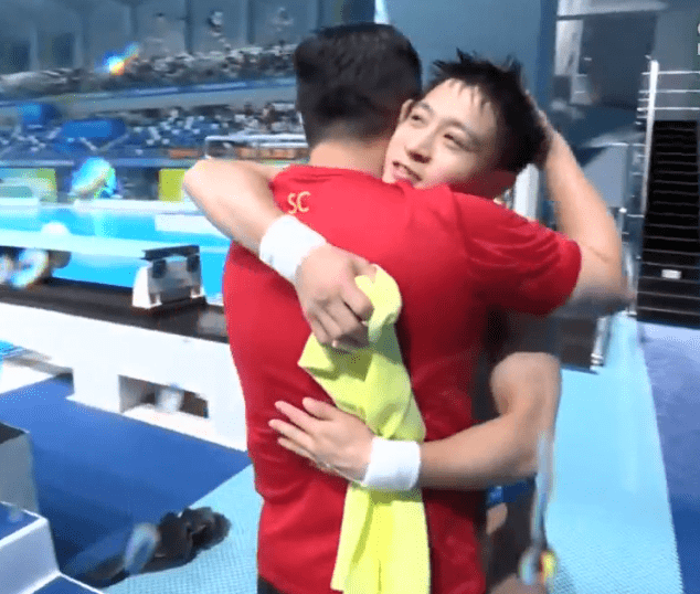 米台|神仙打架！杨健10米台夺冠，趴在教练肩上哭了，奥运冠军惊险摘铜