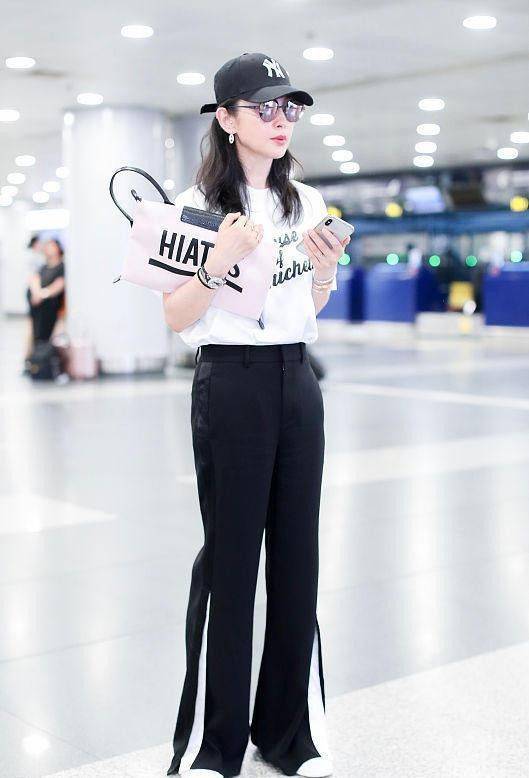 黑衣|李冰冰就算穿着黑衣照样显嫩，双麻花辫跟小姑娘似的，比例真不错