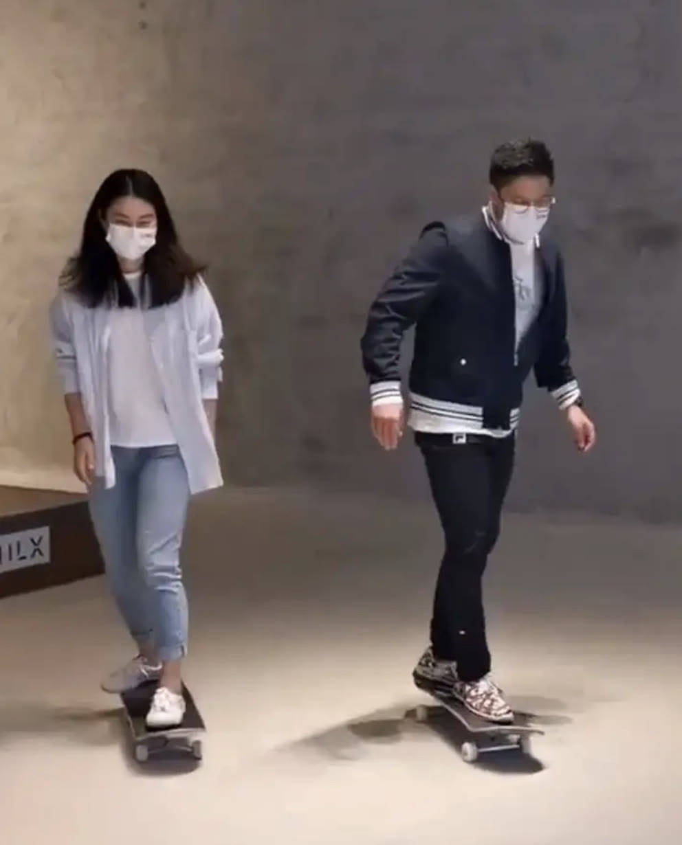 郭晶晶|郭晶晶难得背15万爱马仕出门，走路样子像遛弯阿姨，真没阔太架子