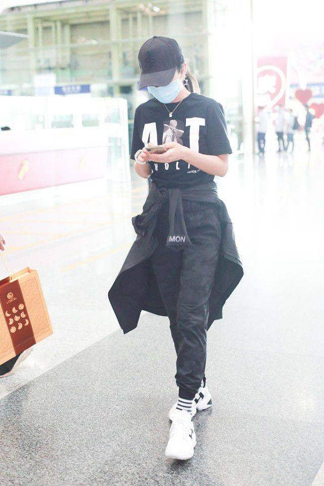 黑衣|李冰冰就算穿着黑衣照样显嫩，双麻花辫跟小姑娘似的，比例真不错