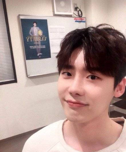 李钟硕生日晒自拍 夕阳下的晚霞映衬意境美