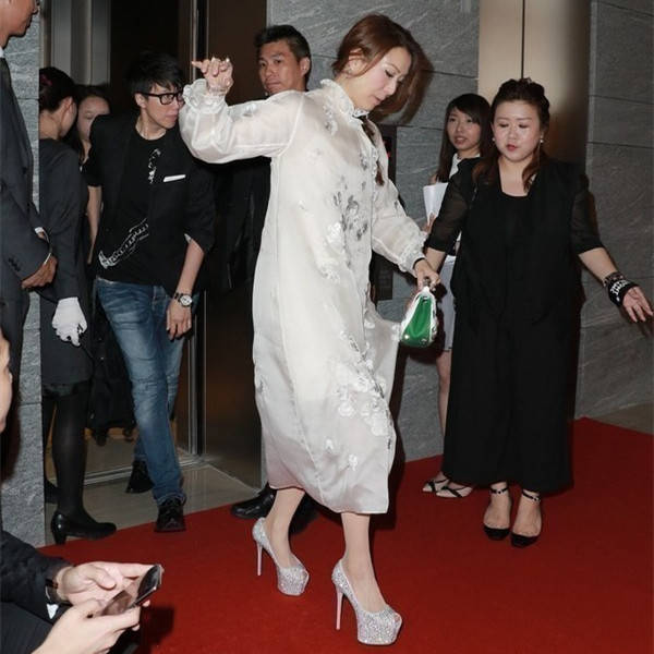 高跟鞋|为增高有多拼？72岁王薇薇恨天高超20公分，185的小KK脚背也直立