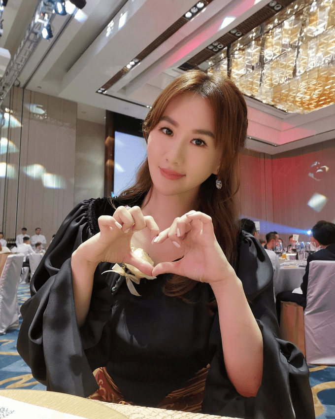 邱淑贞|“邱淑贞接班人”挺娇嫩，穿橘色波点裙配蝴蝶结，瞧瞧别人的38岁