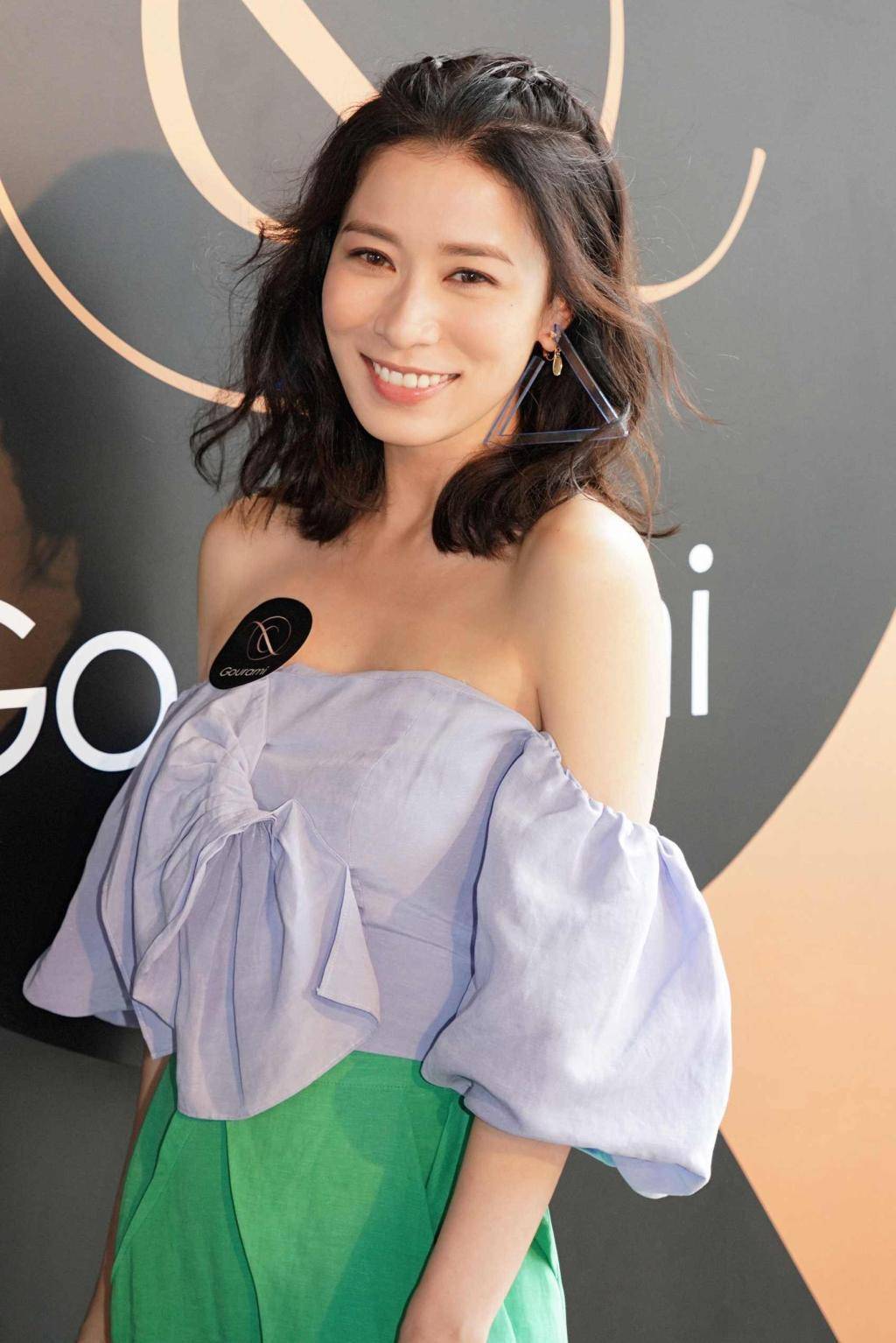 真会|佘诗曼真会“扮嫩”,灰色连体裤配牛仔外套减龄俏皮,洋气又精致