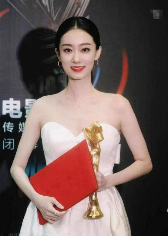 整体|张小斐的身材到底有多好？穿上修身打底衫后，网友：确定没开滤镜