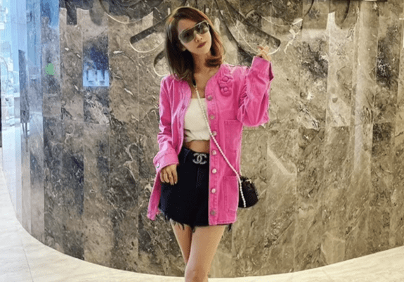 材质|李念这个阔太当的真舒服，被宠得像个少女，穿牛仔裙活力靓丽