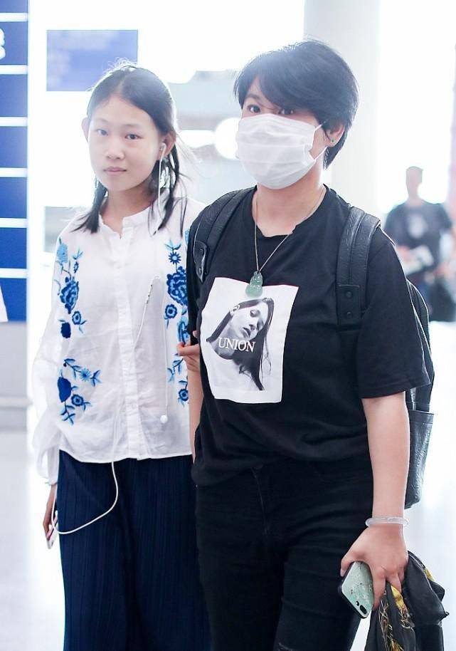 沈春阳|小沈阳女儿真长大了，身高赶上妈妈沈春阳，穿得休闲清新挺时髦