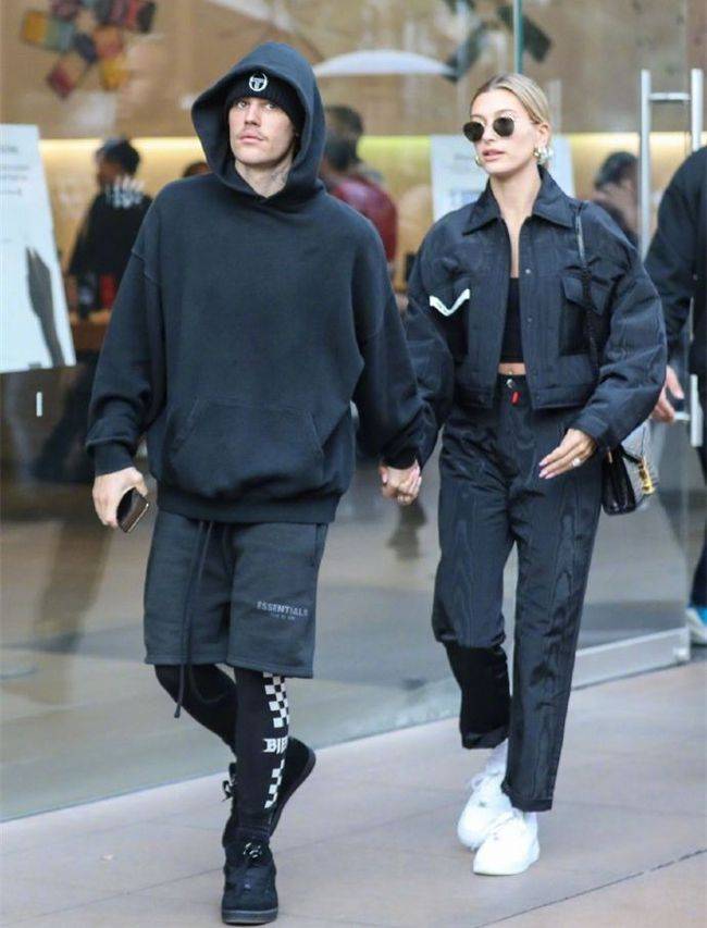 身材|比伯夫妇走红毯，1米71海莉穿黑裙身材全场瞩目，太长脸了