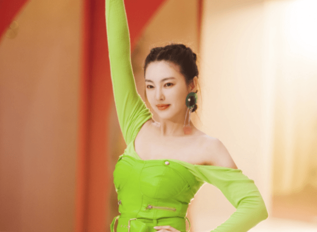 设计|乘风破浪的姐姐张雨绮 , 虽为辣妈 , 但仍宛如少女