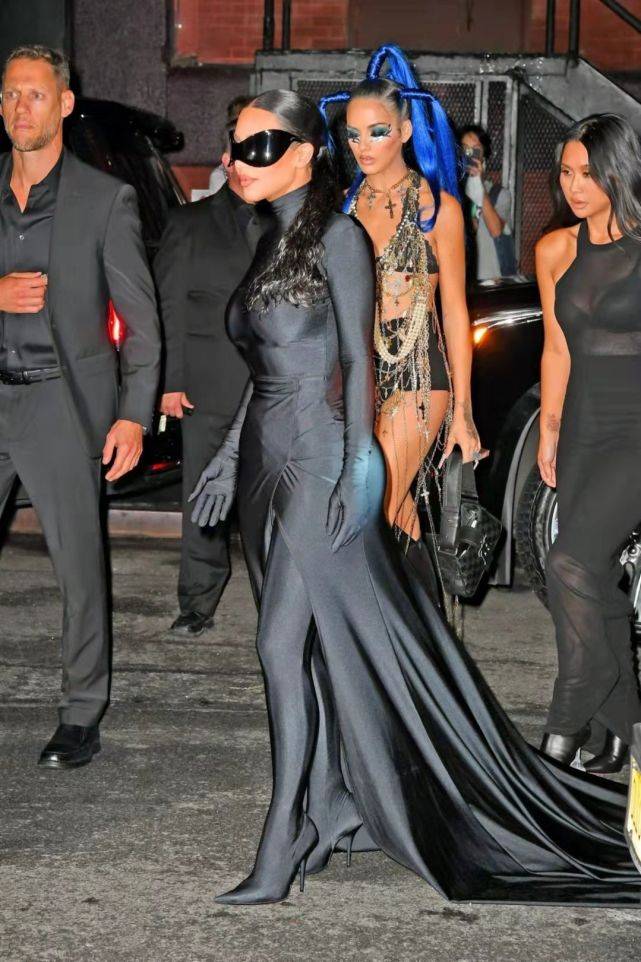 黑色|金卡戴珊终于舍得拿下头套！戴墨镜穿紧身衣cos猫女秀翘臀，超性感