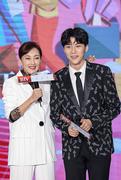 设计|48岁牛莉状态佳，生图也很抗打，西装配透视蕾丝穿出成熟妩媚感