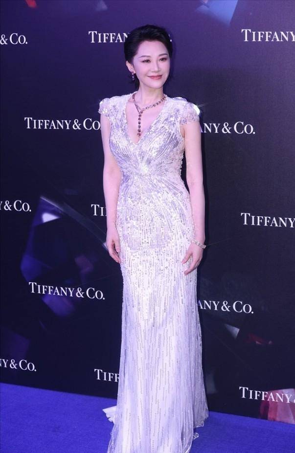 的优点|许晴的状态过分了，穿“钻石裙”微微一笑宛如少女，优雅气质太绝