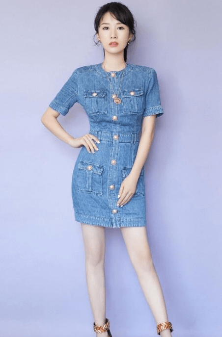 材质|李念这个阔太当的真舒服，被宠得像个少女，穿牛仔裙活力靓丽