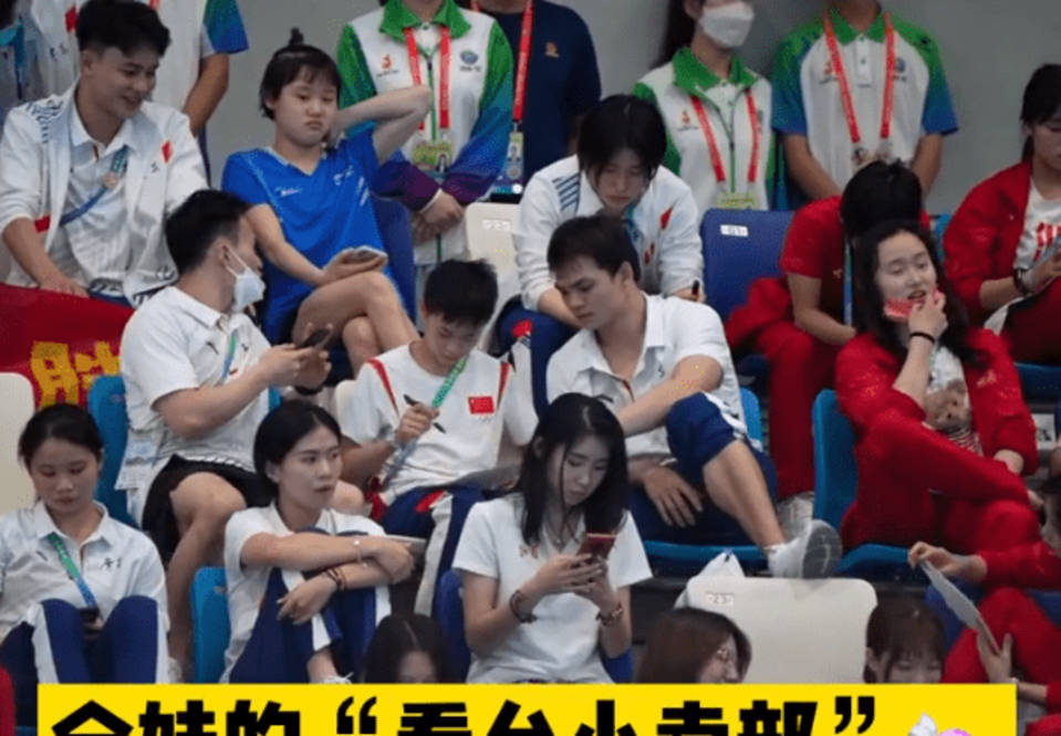 签名|场下也抢镜!全红婵为师姐加油,忙签名+分享零食,谁注意张家齐